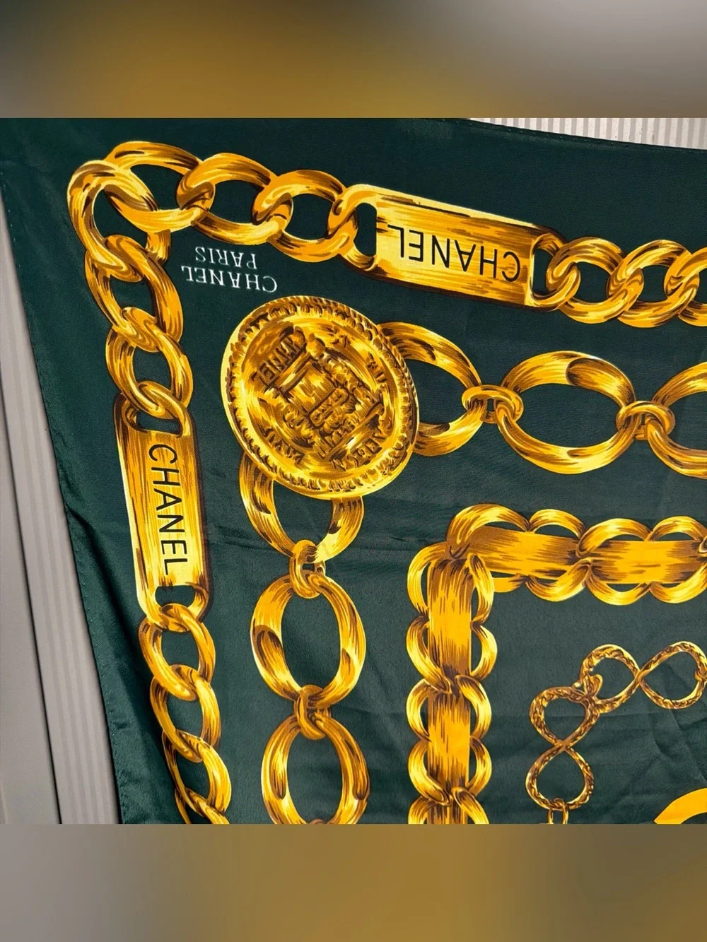 VINTAGE DESIGNER CHANEL 34x34 RUE CAMBON CHAIN CC SQUARE GREEN GOLD SILK SCARF - Picture 3 of 6